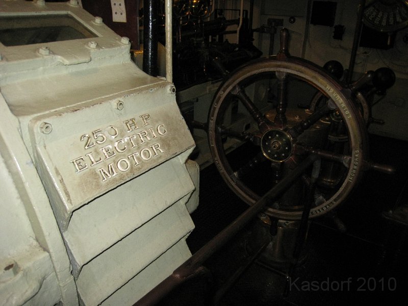 Queen Mary 2010 0660.JPG - Big ass electric motor to move the rudder.
